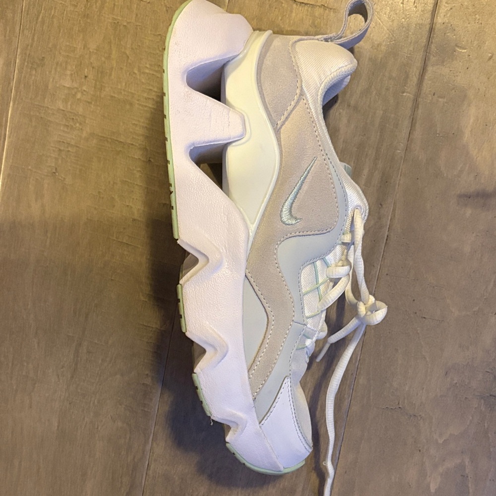 Nike shoes - Picture 2 of 5